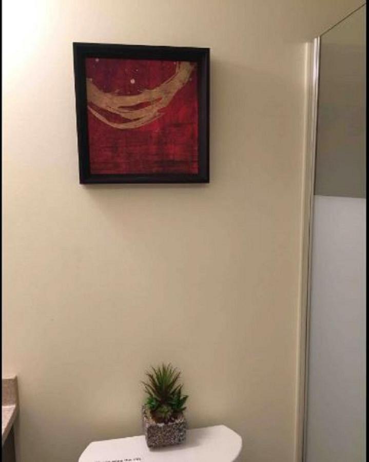 Cozy & Spacious Suite With Private Bathroom Near Toronto Airport ! Місісаґа Екстер'єр фото