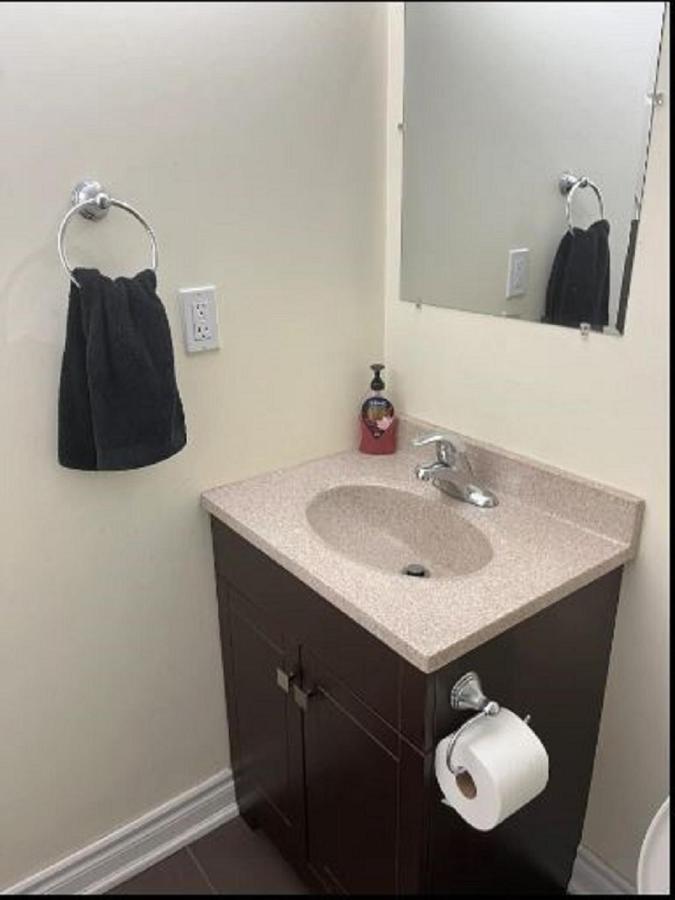 Cozy & Spacious Suite With Private Bathroom Near Toronto Airport ! Місісаґа Екстер'єр фото